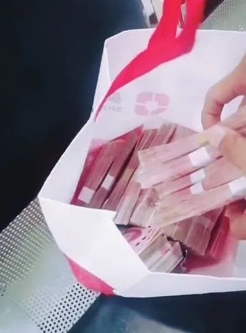 下车时突然接了个电话,一着急就直接下了车,将袋子落在了出租车上