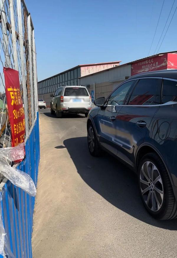 非高峰堵成大红线，工地围好却无人施工，北京这条路能如期完工吗？