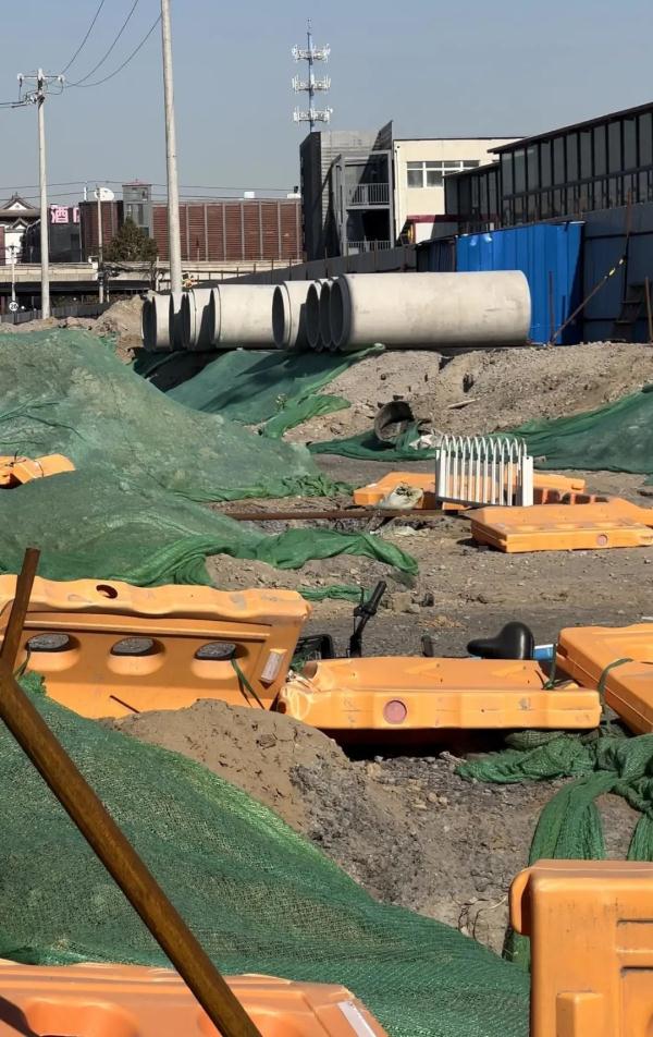 非高峰堵成大红线，工地围好却无人施工，北京这条路能如期完工吗？