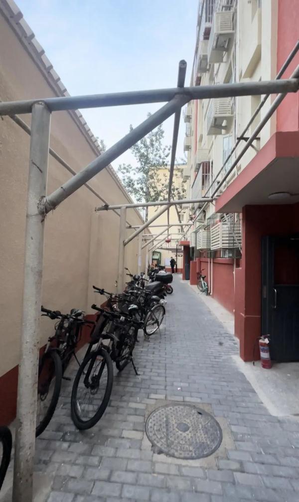 挡阳光、碍通风，北京这个小区4米高的围墙为了啥？