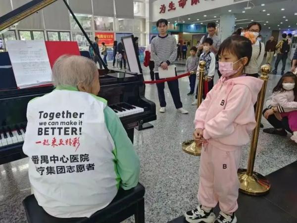 超治愈！广州89岁“钢琴奶奶”已在此演奏了3个多月……
