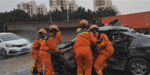 警方通报｜今晨广东汕头货车追尾侧翻，致4人受伤