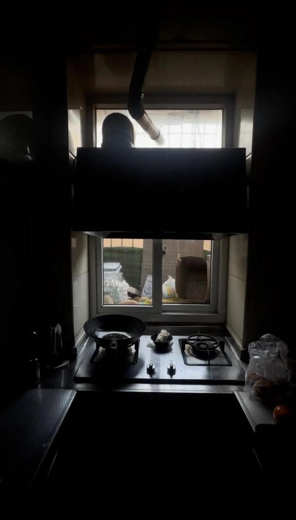 挡阳光、碍通风，北京这个小区4米高的围墙为了啥？