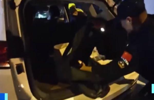 男子取现50万当街被抢!报警追回后,警察把他也抓了…… 男子取现50万当街被抢!报警追回后,警察把他也抓了……