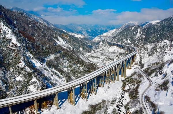 今天起，雅西高速公路实施冬季安全管控