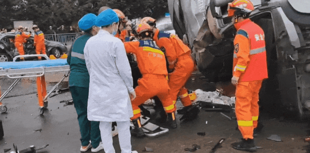 警方通报｜今晨广东汕头货车追尾侧翻，致4人受伤