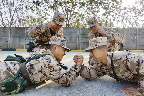 一个新兵中队，来了4名冠军！
