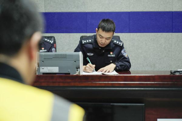柳志国:9年实战磨砺炼就“办案尖兵” 柳志国:9年实战磨砺炼就“办案尖兵”