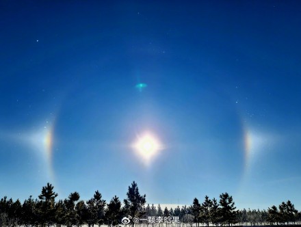 内蒙古出现有彩虹光环的巨大日晕