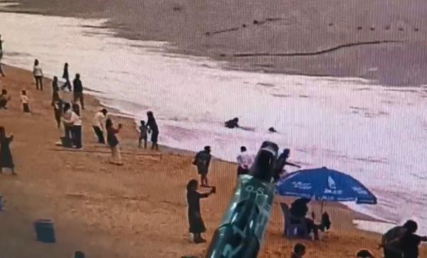一女子被海浪卷走！这个危险行为很常见，深圳知名景区提醒