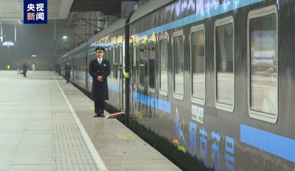 夕发朝至!“阿克苏号”特快旅客列车发车啦 夕发朝至!“阿克苏号”特快旅客列车发车啦