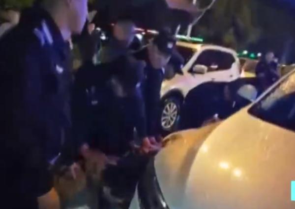 男子被抢50万还挨了一耳光!报警追回后,警察把他也抓了 男子被抢50万还挨了一耳光!报警追回后,警察把他也抓了