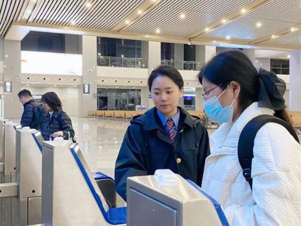 双胞胎姐妹花:同校、同列车、同班组、同岗位 双胞胎姐妹花:同校、同列车、同班组、同岗位