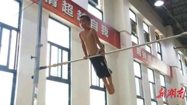 幼儿园小女孩3分11秒跑完800米，网友：娃娃们开始“统治”竞技体育了