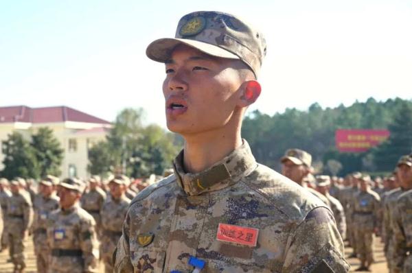 授衔！千余名新兵正式入列！