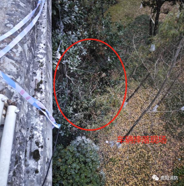 险！贵阳一出租车被追尾，失控冲下大桥