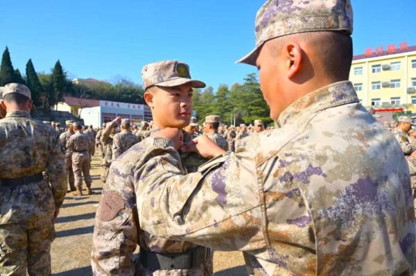 授衔！千余名新兵正式入列！