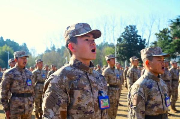 授衔！千余名新兵正式入列！