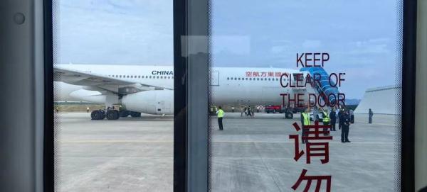 东航一航班出现故障,紧急备降!亲历者:一声巨响后机身剧烈抖动,伴有烧焦气味 东航一航班出现故障,紧急备降!亲历者:一声巨响后机身剧烈抖动,伴有烧焦气味