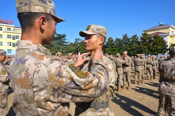 授衔！千余名新兵正式入列！