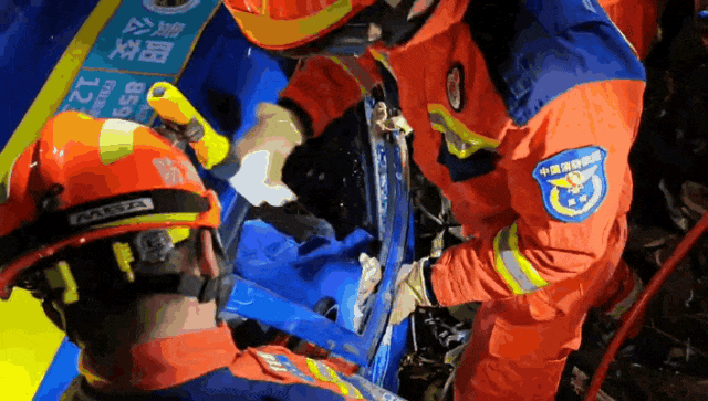 险！贵阳一出租车被追尾，失控冲下大桥