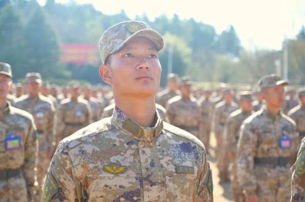 授衔！千余名新兵正式入列！