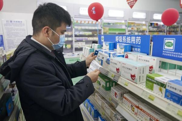 药品说明书“字小如蚁”,老人只能盲服?上海检察官走访调查,“新版”来了! 药品说明书“字小如蚁”,老人只能盲服?上海检察官走访调查,“新版”来了!