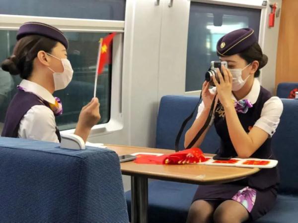 双胞胎姐妹花:同校、同列车、同班组、同岗位 双胞胎姐妹花:同校、同列车、同班组、同岗位