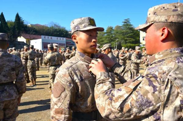 授衔！千余名新兵正式入列！
