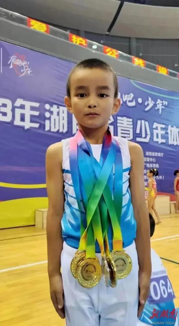幼儿园小女孩3分11秒跑完800米，网友：娃娃们开始“统治”竞技体育了