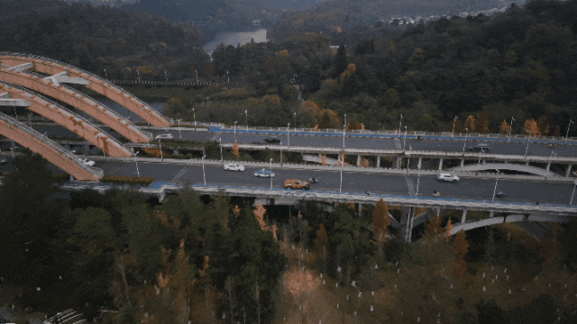 险！贵阳一出租车被追尾，失控冲下大桥