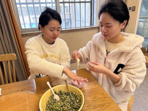双胞胎姐妹花:同校、同列车、同班组、同岗位 双胞胎姐妹花:同校、同列车、同班组、同岗位