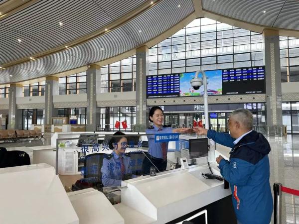 双胞胎姐妹花:同校、同列车、同班组、同岗位 双胞胎姐妹花:同校、同列车、同班组、同岗位