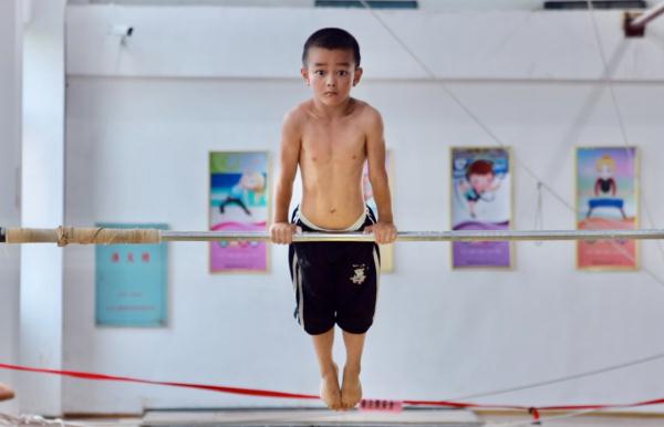幼儿园小女孩3分11秒跑完800米，网友：娃娃们开始“统治”竞技体育了