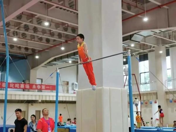 幼儿园小女孩3分11秒跑完800米，网友：娃娃们开始“统治”竞技体育了