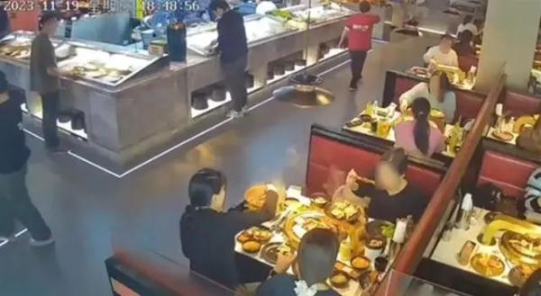 男子捡手机后要价千元，不给刷机！大学生失主：内含过世家人照片