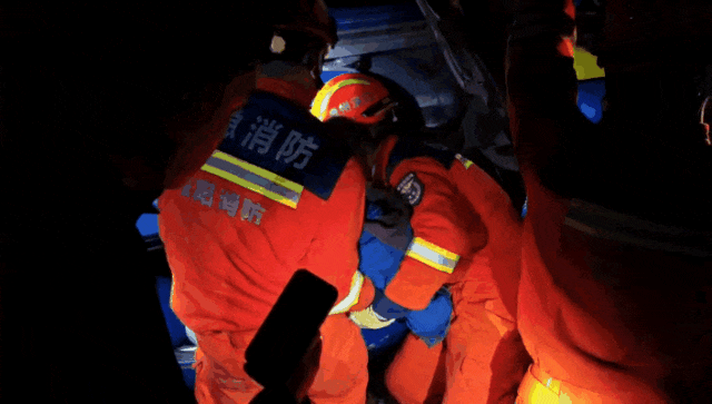 险！贵阳一出租车被追尾，失控冲下大桥