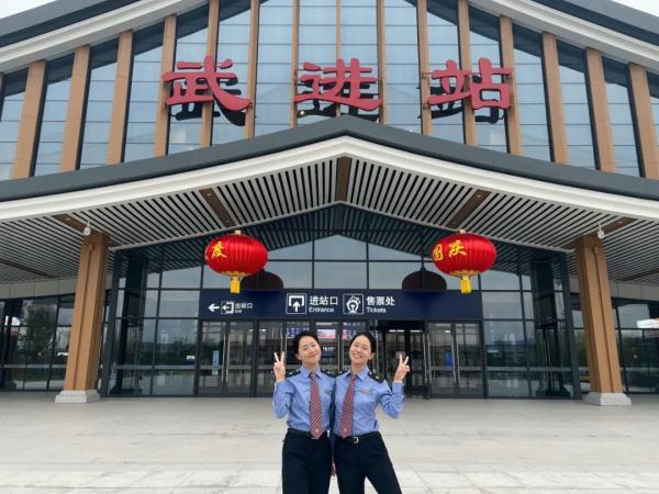 双胞胎姐妹花:同校、同列车、同班组、同岗位 双胞胎姐妹花:同校、同列车、同班组、同岗位