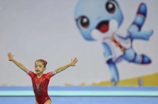 幼儿园小女孩3分11秒跑完800米，网友：娃娃们开始“统治”竞技体育了