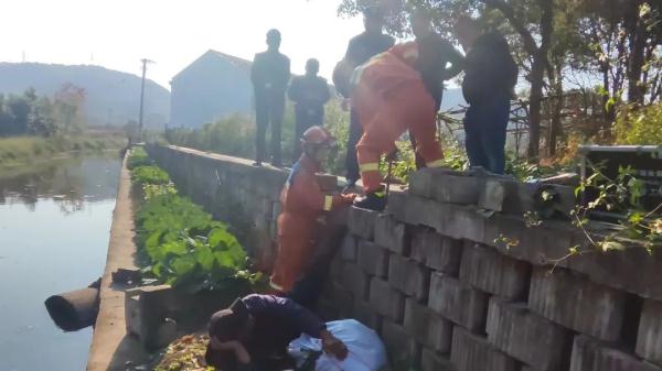 大爷心态有多好?摆pose“罗汉卧”等消防 大爷心态有多好?摆pose“罗汉卧”等消防