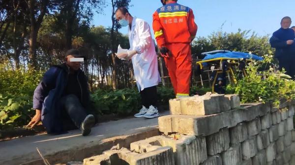 大爷心态有多好?摆pose“罗汉卧”等消防 大爷心态有多好?摆pose“罗汉卧”等消防