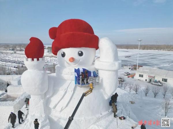 哈尔滨今冬首个大雪人初现俏模样