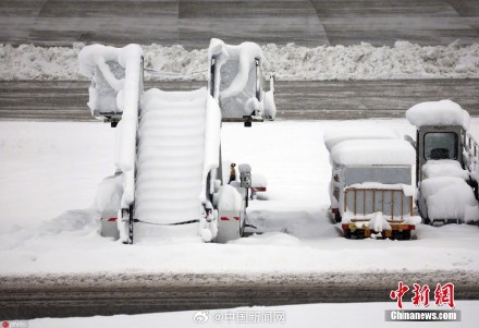 太冷了!德国慕尼黑一架飞机被冻在跑道上 太冷了!德国慕尼黑一架飞机被冻在跑道上