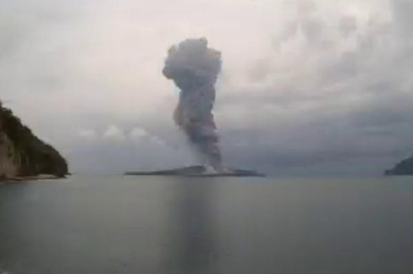 印尼喀拉喀托火山一日内发生两次喷发 火山灰柱高达1500米 印尼喀拉喀托火山一日内发生两次喷发 火山灰柱高达1500米