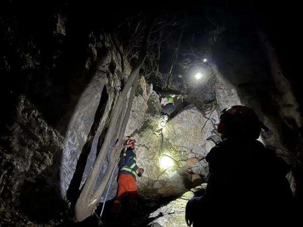 朋友圈“极光”刷屏,为拍罕见一幕不幸被困山中 朋友圈“极光”刷屏,为拍罕见一幕不幸被困山中