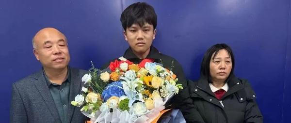 “千万富豪”找回丢失25年的儿子!“先买车,已备好三套房......” “千万富豪”找回丢失25年的儿子!“先买车,已备好三套房......”