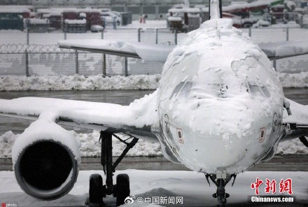 太冷了!德国慕尼黑一架飞机被冻在跑道上 太冷了!德国慕尼黑一架飞机被冻在跑道上