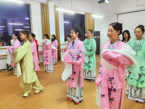 65万人争抢1万个名额!上海人“时髦夜生活”太火爆 65万人争抢1万个名额!上海人“时髦夜生活”太火爆