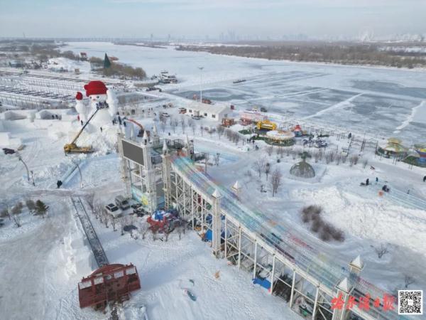 哈尔滨今冬首个大雪人初现俏模样