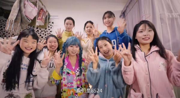 00后聋人女孩冲上热榜！宿舍手语聊八卦能有多快乐